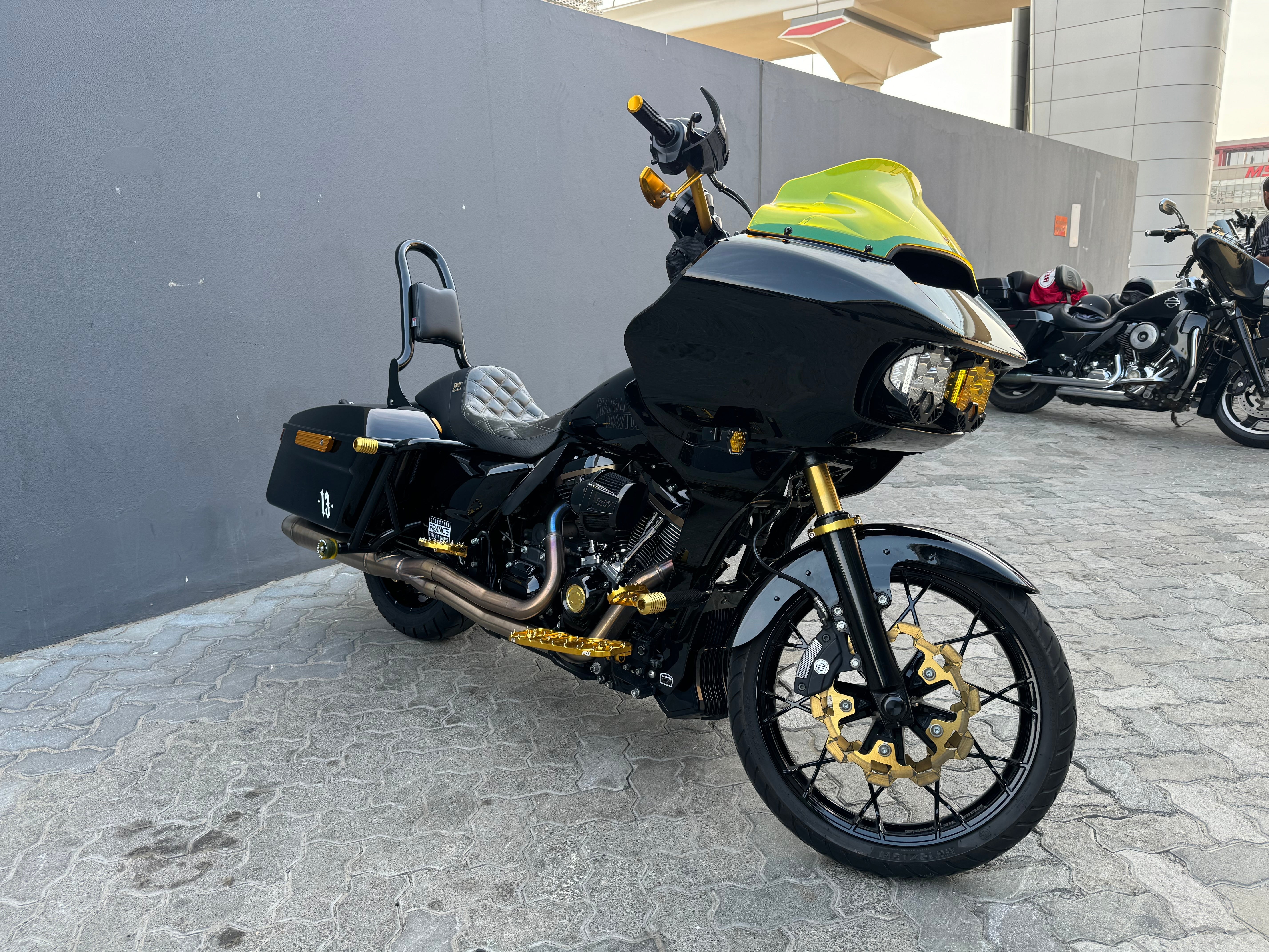 Road Glide ST : transformation d'un performance bagger avec une touche de clubstyle